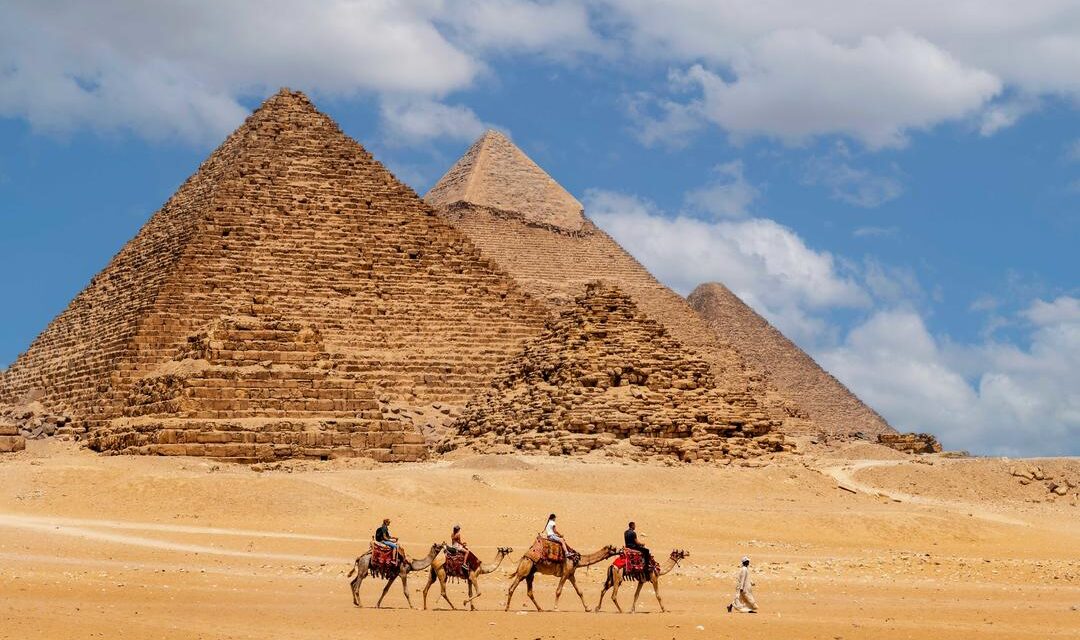 Half day tour to giza pyramids with camel riding